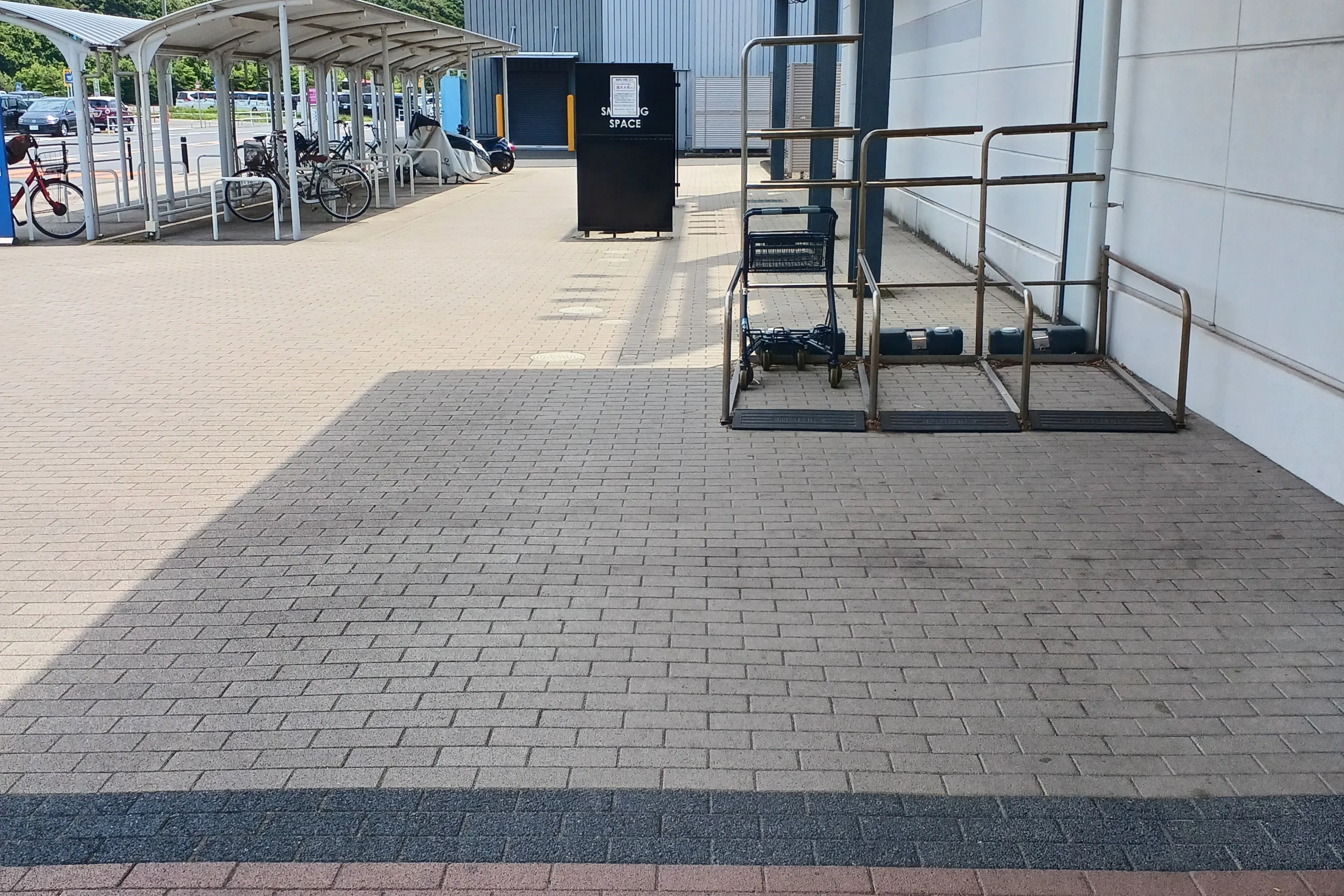 【イオンモール木更津】屋外 喫煙所