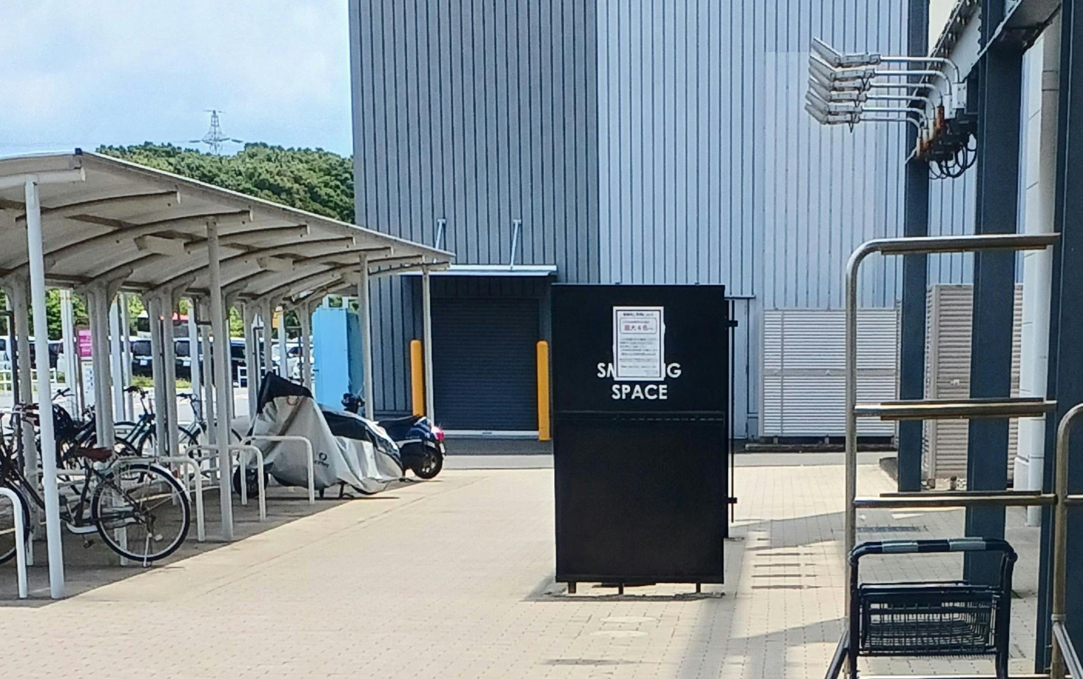 【イオンモール木更津】屋外　喫煙所