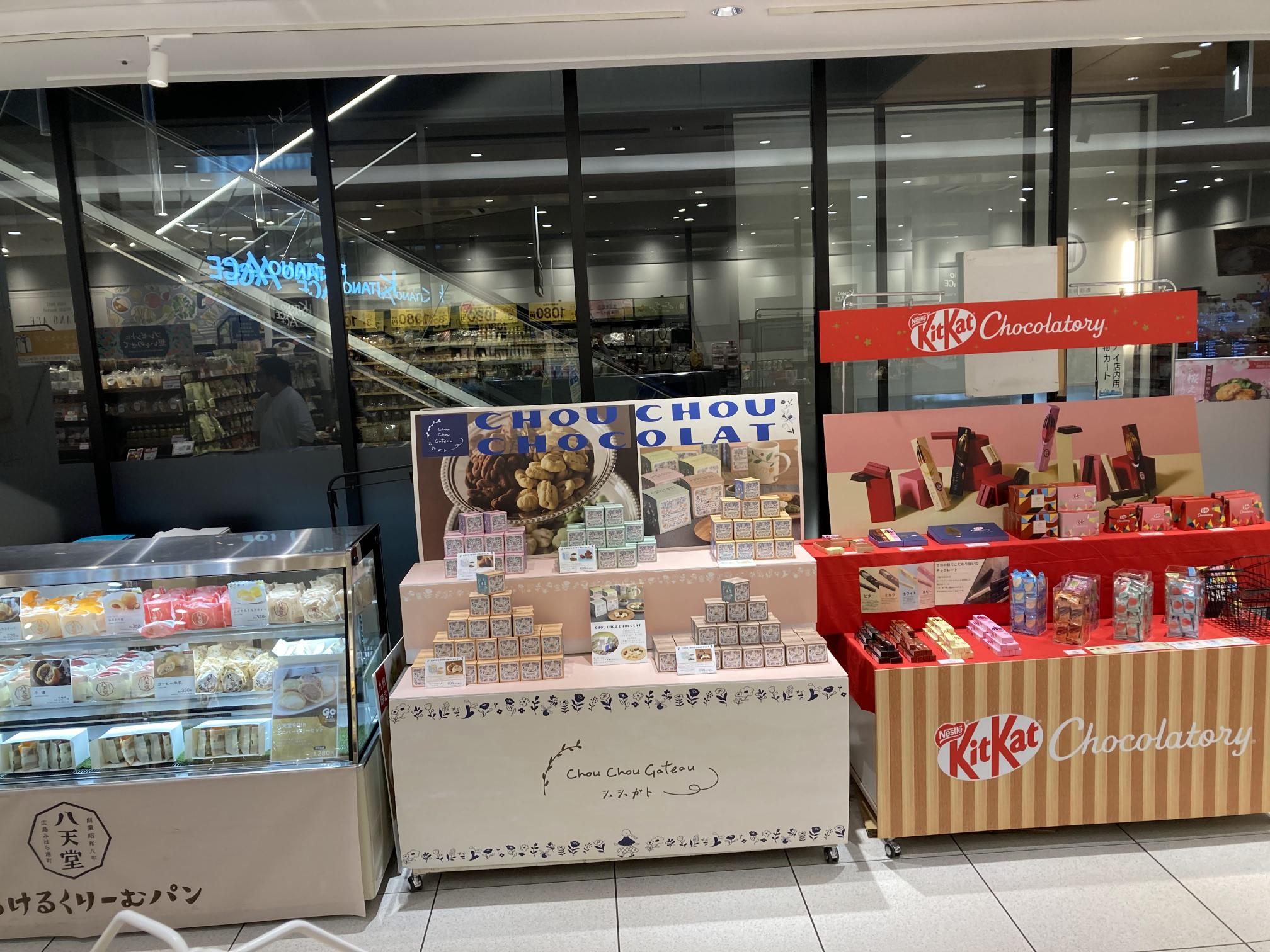 【アミュプラザくまもと】1F 南側エスカレーター横　②下りエスカレーター側