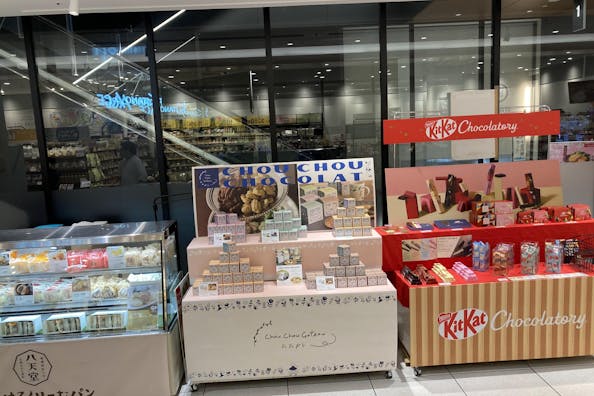 【アミュプラザくまもと】1F 南側エスカレーター横 ②下りエスカレーター側