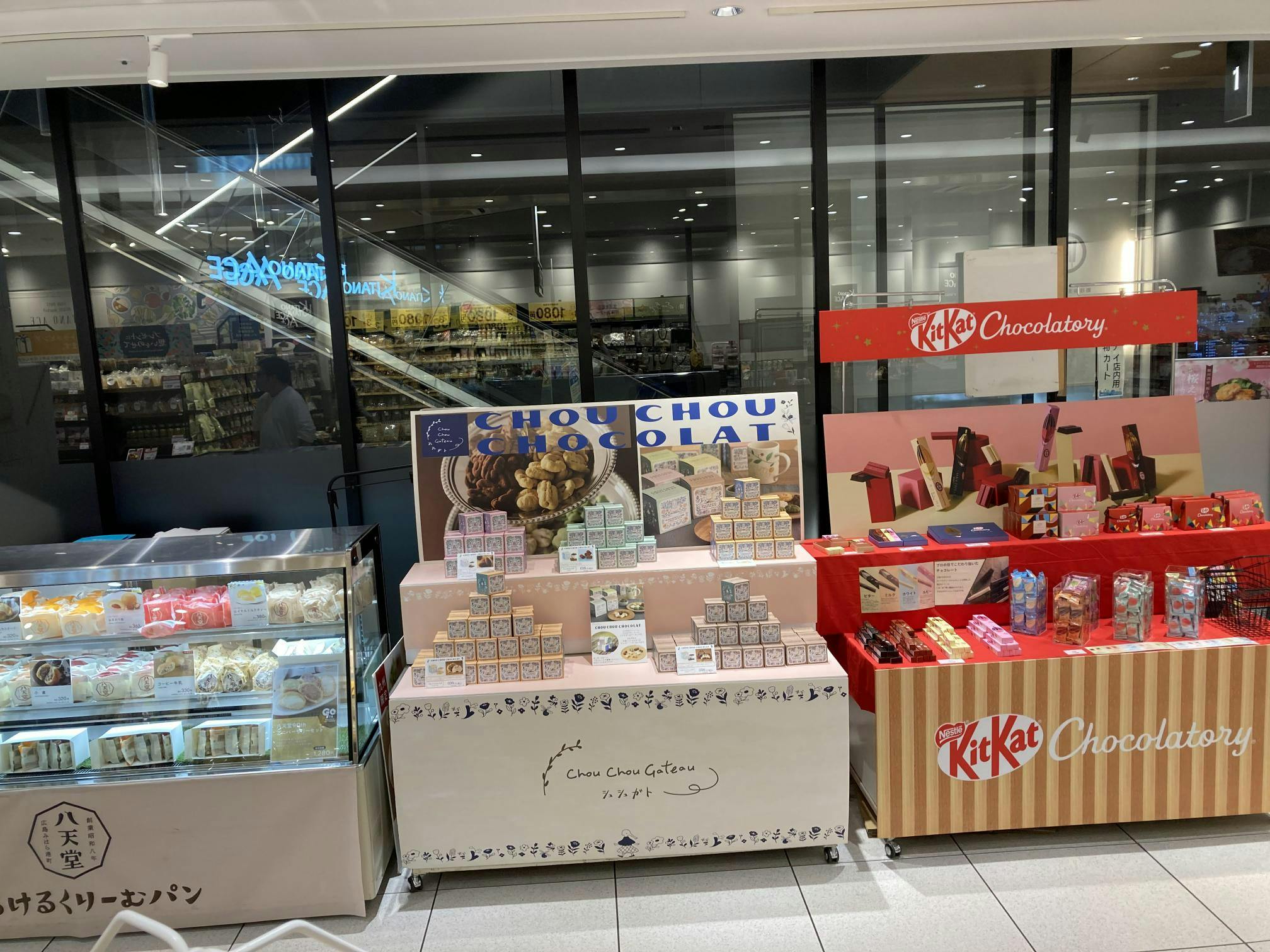 【アミュプラザくまもと】1F 南側エスカレーター横 ②下りエスカレーター側