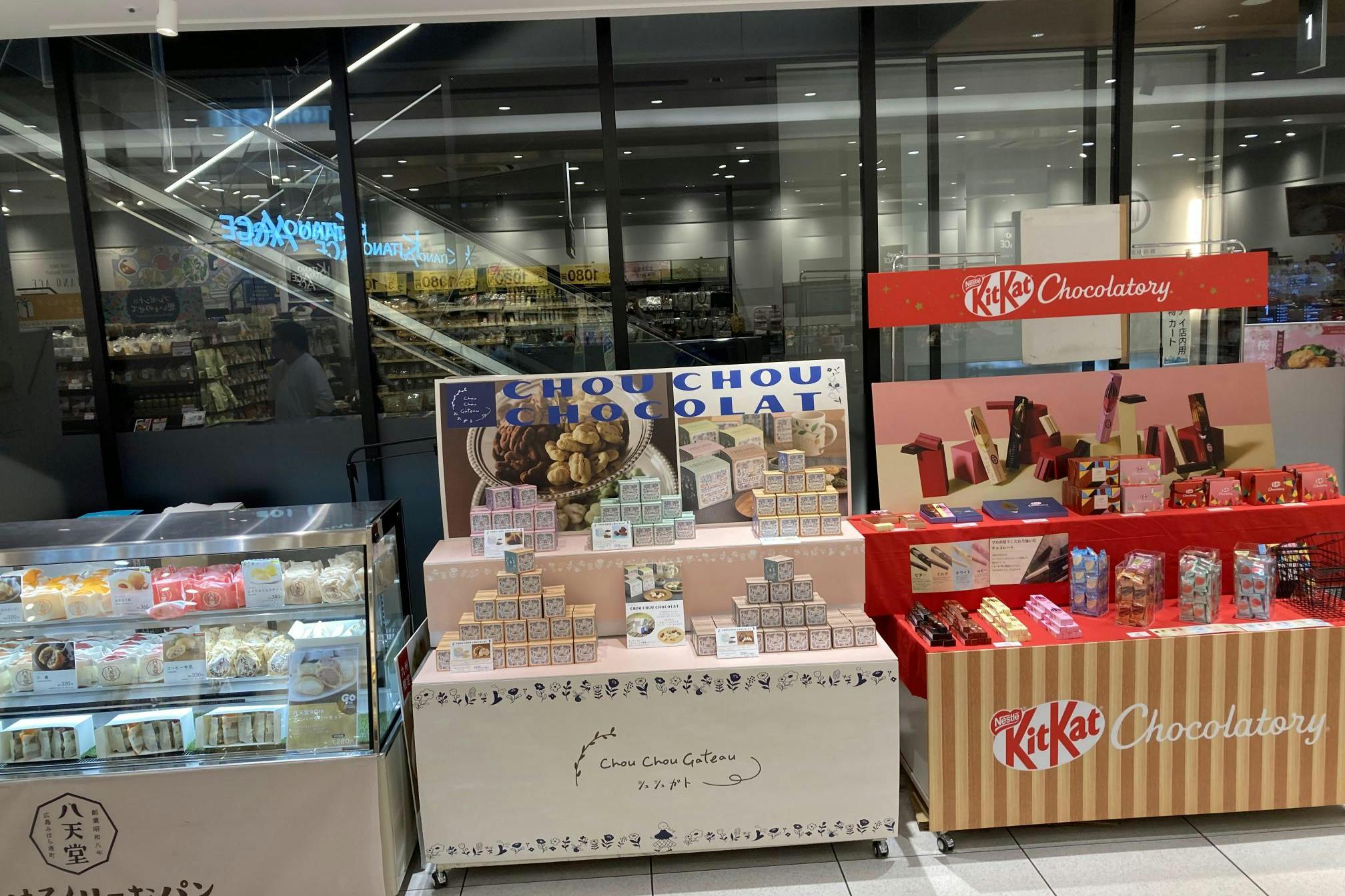 【アミュプラザくまもと】1F 南側エスカレーター横 ②下りエスカレーター側