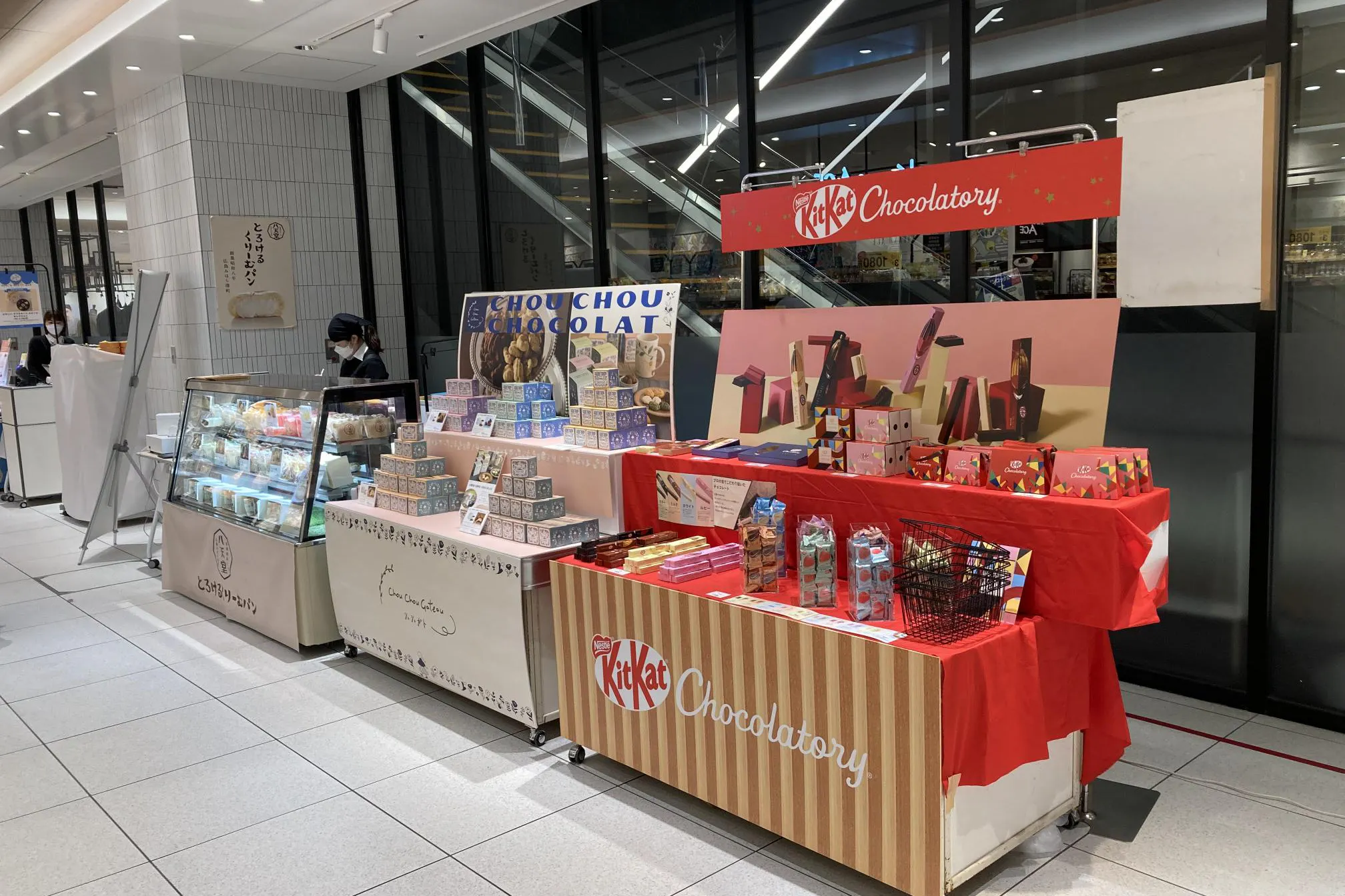 【アミュプラザくまもと】1F 南側エスカレーター横 ②下りエスカレーター側