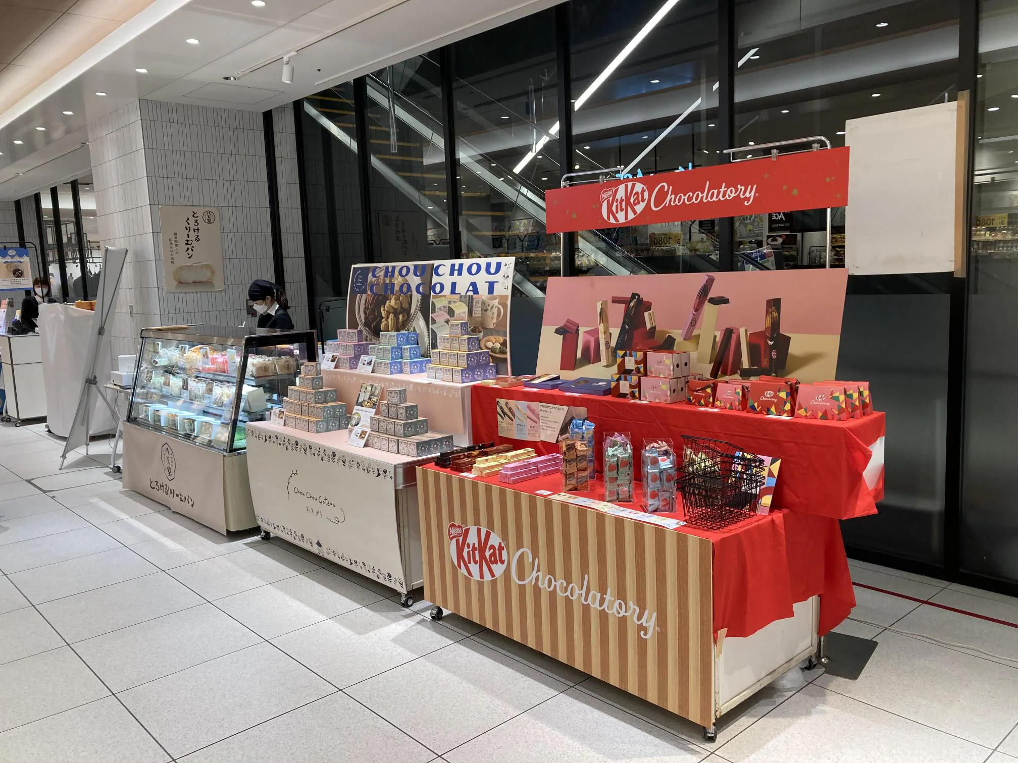 【アミュプラザくまもと】1F 南側エスカレーター横 ②下りエスカレーター側