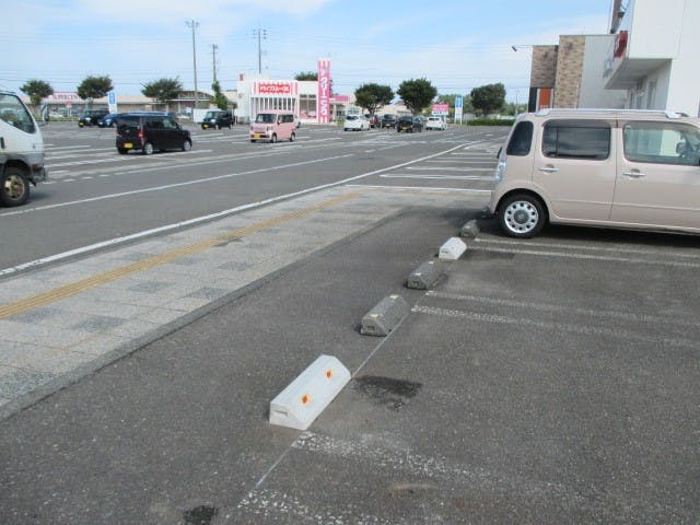 【フレスポ本荘】キッチンカー利用が可能なソフトバンク脇の屋外スペース