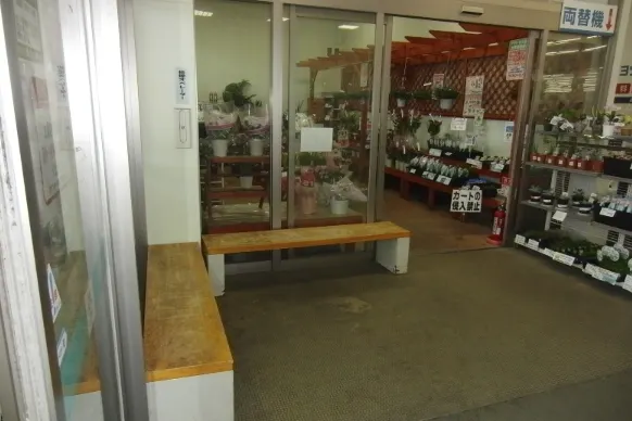 【エフマート鈴鹿インター】風除室食品側 販促プロモーションに最適なスーパー店内催事イベントスペース