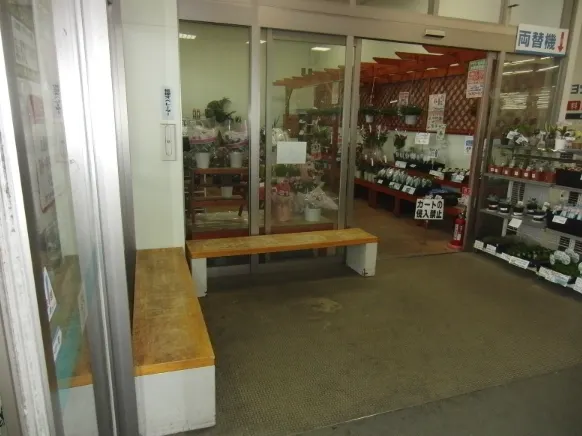 【エフマート鈴鹿インター】風除室食品側　販促プロモーションに最適なスーパー店内催事イベントスペース