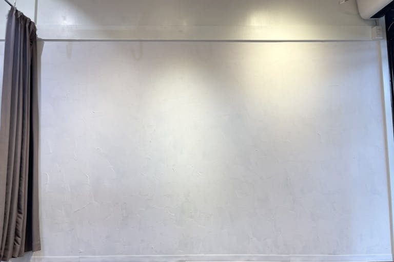 【大宮駅4分】レンタルスペース 什器(ピクチャーレール)