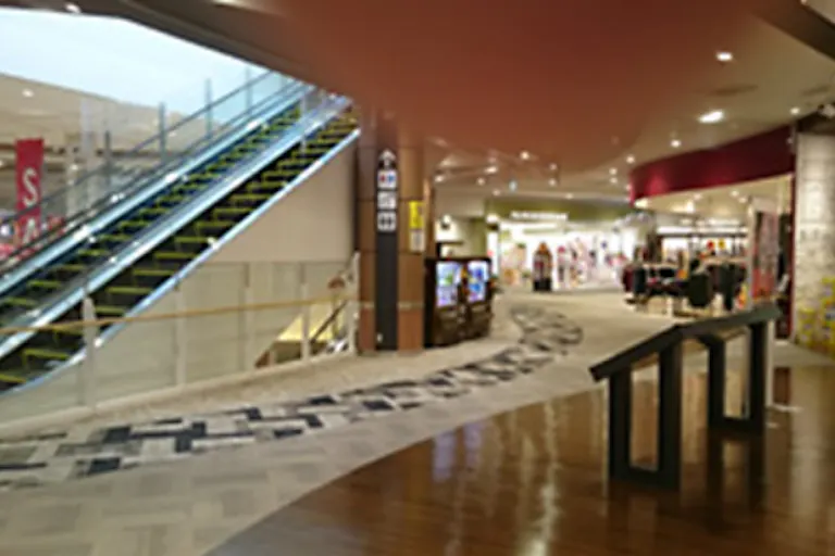 【イオンモールとなみ*】2F 中央キトキトダイニング前(フードコート前)の画像1