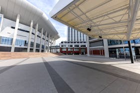 【Kアリーナ横浜 】大規模なプロモーションやパフォーマンスイベントに最適な世界最大級の音楽特化型アリーナふもとのイベントスペース