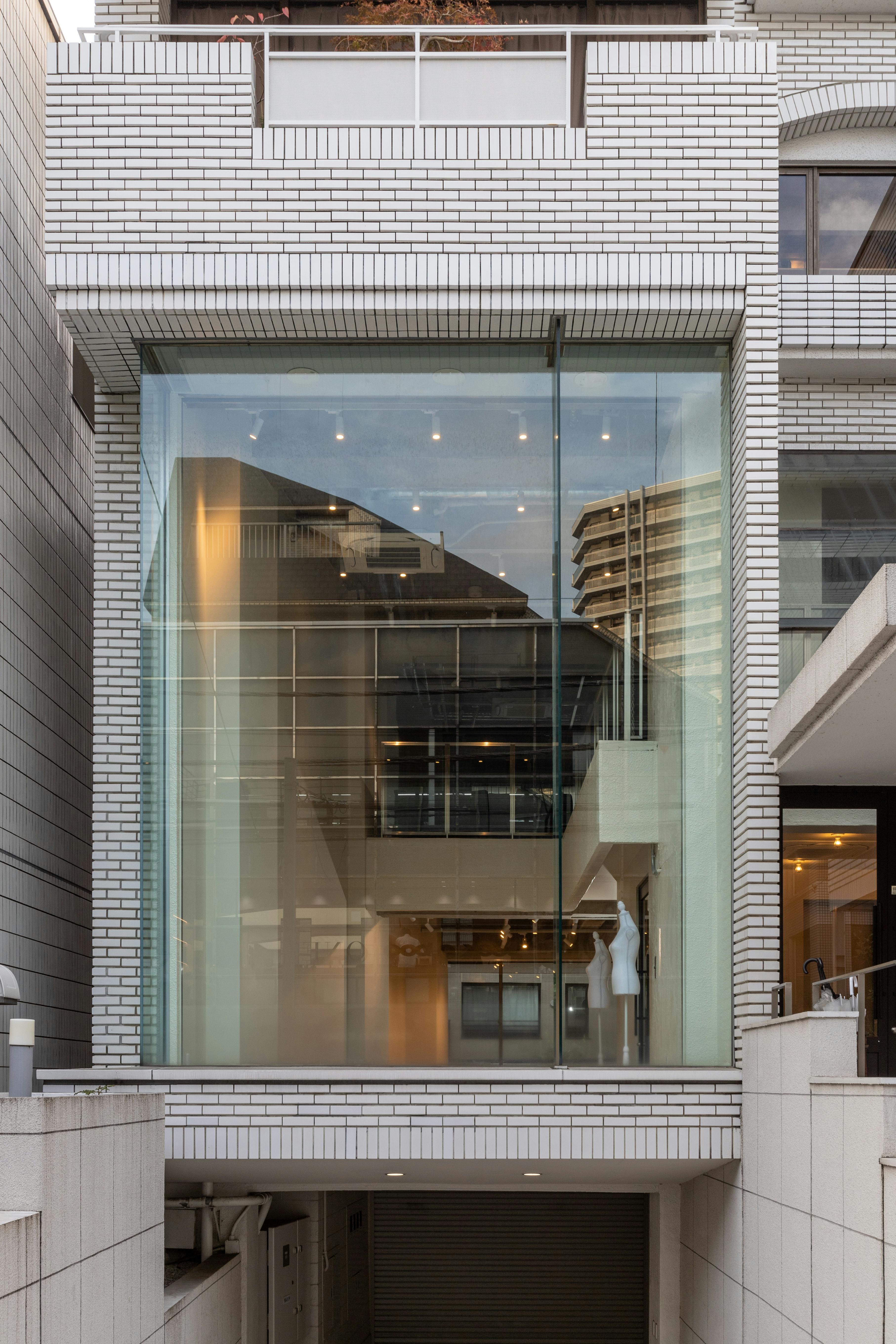 【表参道駅3分｜3/1～3/15期間限定価格】ポップアップや展示会に最適な1階吹き抜けガラス張りの快適イベントスペース「長期利用割引可」「キャンペーン価格の詳細はお問い合わせください」の画像