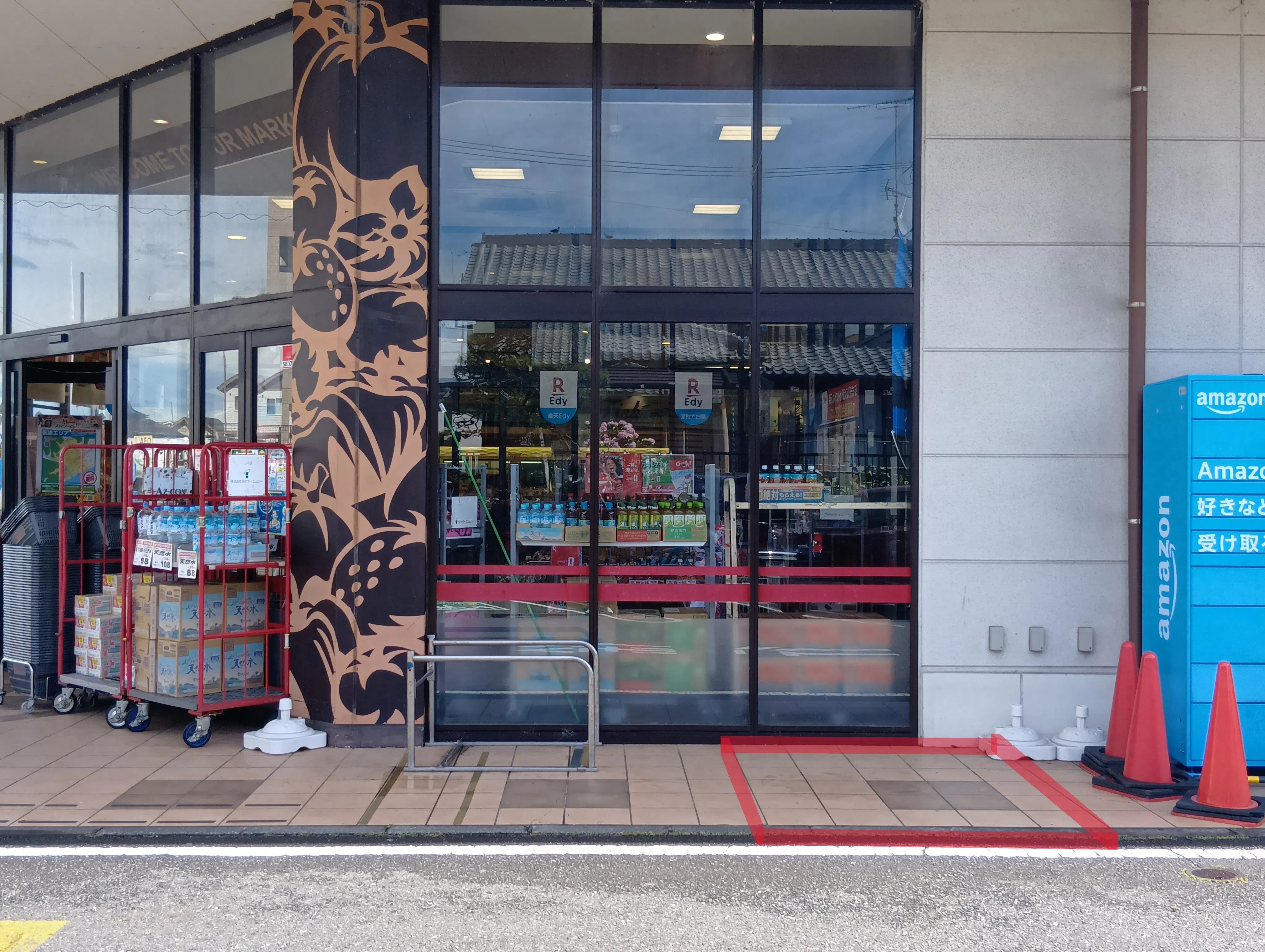 【フードマーケットマム大谷店】出入口右側(美容室との間) 販促プロモーションや物販に最適なスーパー屋外催事イベントスペース