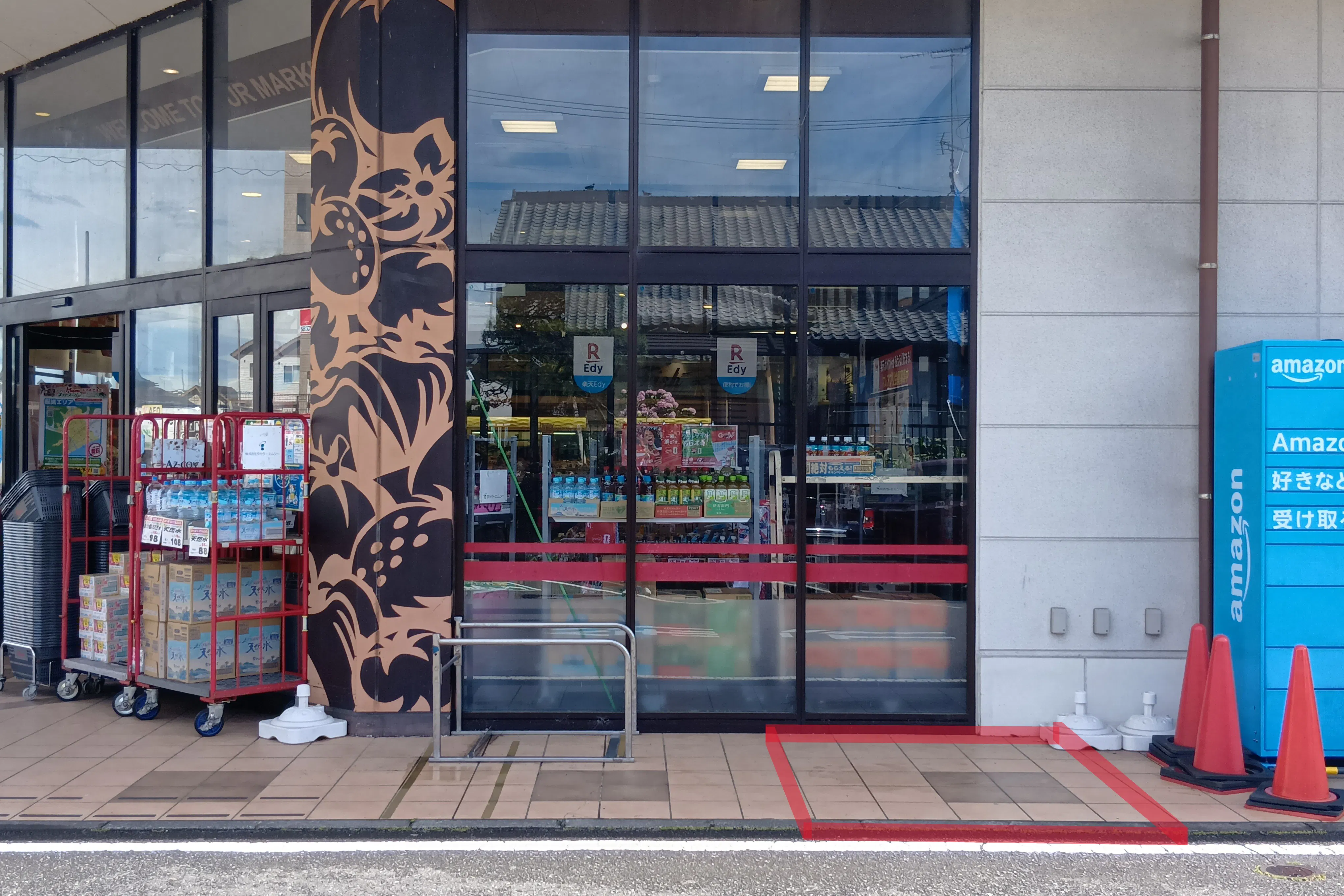 【フードマーケットマム大谷店】出入口右側(美容室との間) 物販に最適なスーパー屋外催事イベントスペース