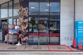 【フードマーケットマム大谷店】出入口右側(美容室との間) 物販に最適なスーパー屋外催事イベントスペース