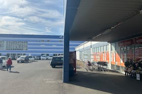 【スーパーセンタートライアル隼人店】販促プロモーションに利用可能な『屋外催事スペース』※携帯キャリア/通信系催事限定