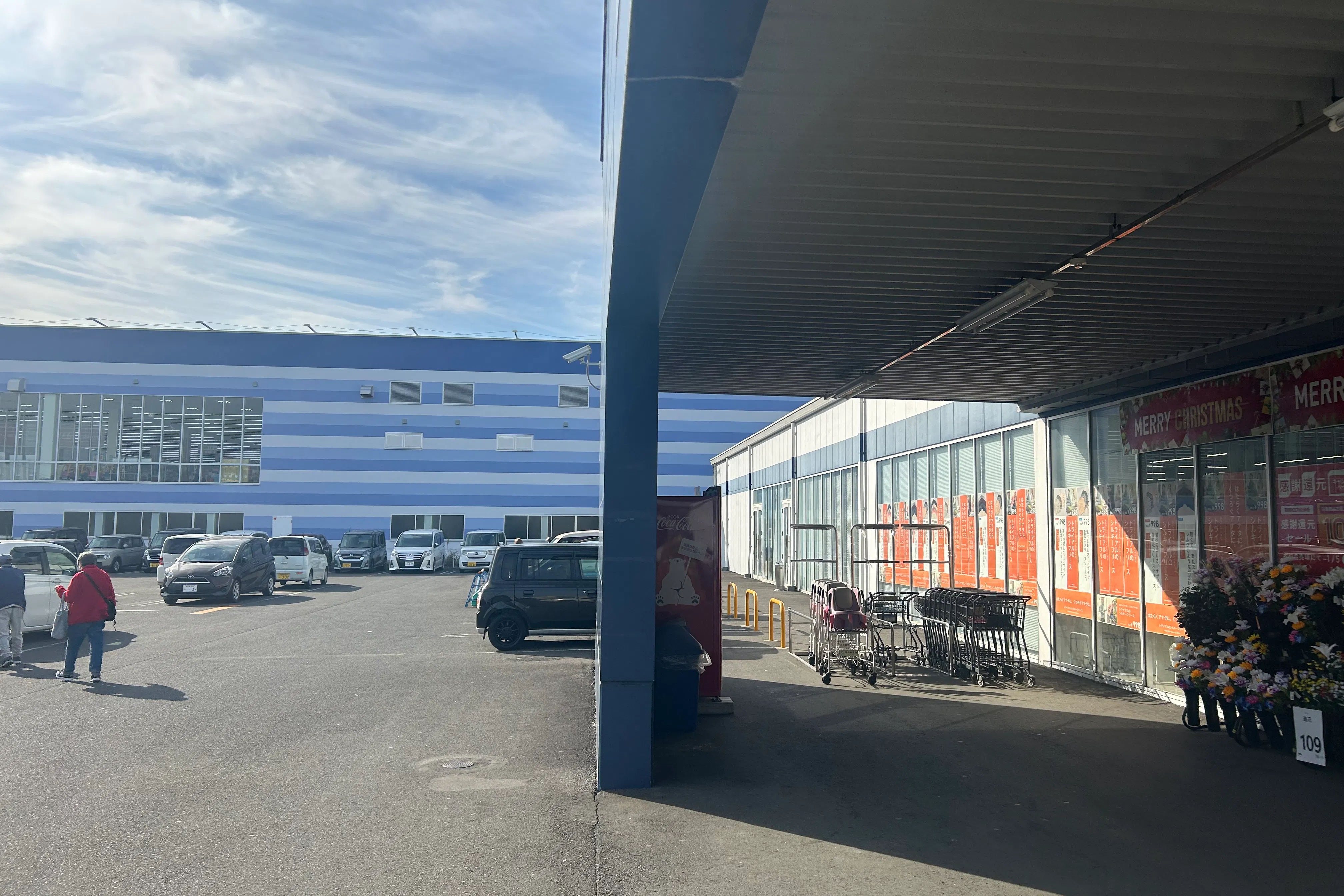 【スーパーセンタートライアル隼人店】販促プロモーション可能な『ポーチ内 軒下』スペース(※携帯キャリア/通信限定)