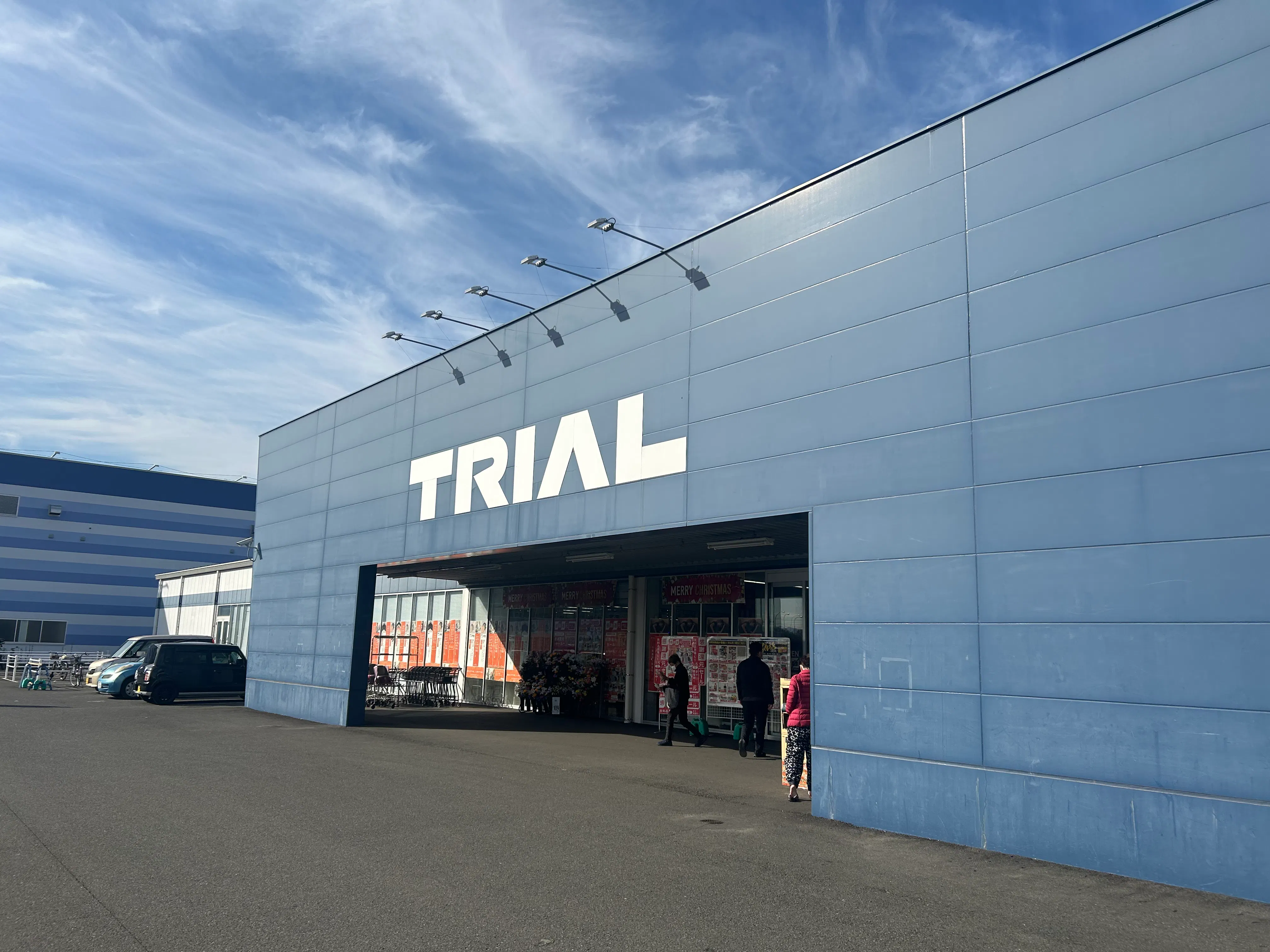 【スーパーセンタートライアル隼人店】販促プロモーション可能な『ポーチ内 軒下』スペース（※携帯キャリア/通信限定）