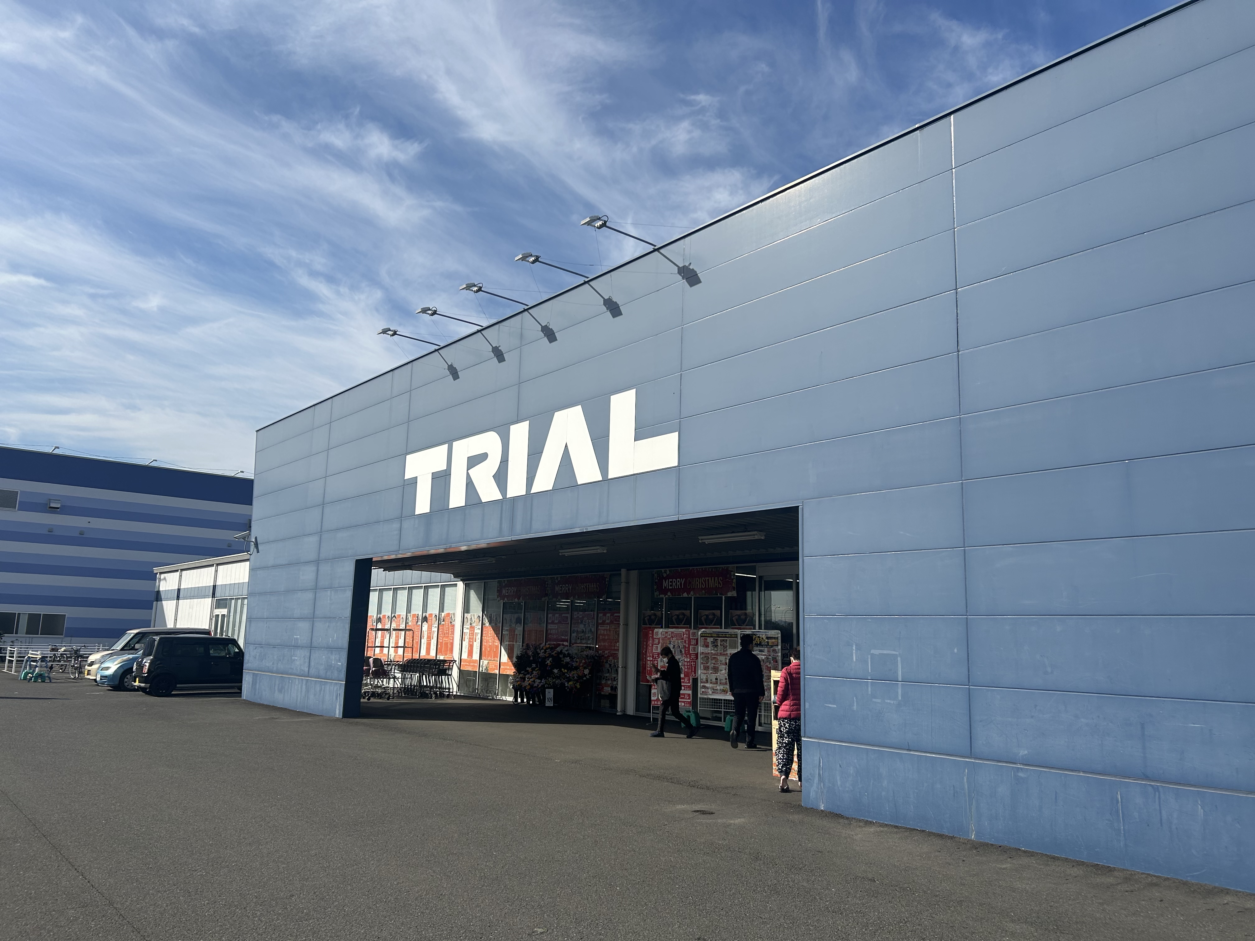 【スーパーセンタートライアル隼人店】販促プロモーション可能な『ポーチ内 軒下』スペース（※携帯キャリア/通信限定）