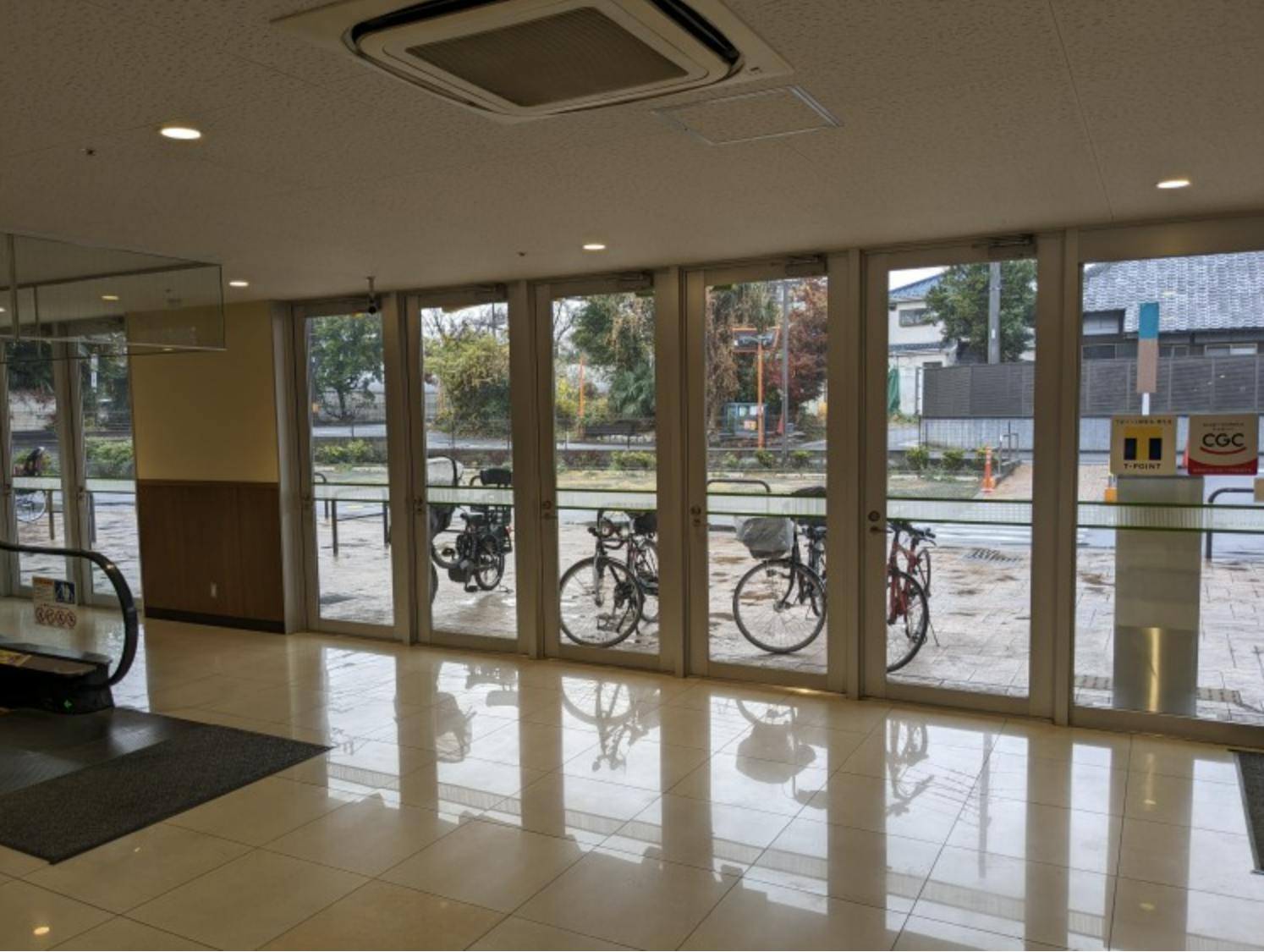 【マミーマート三室山崎】販促プロモーションに最適な1階エスカレーター横にある催事スペース