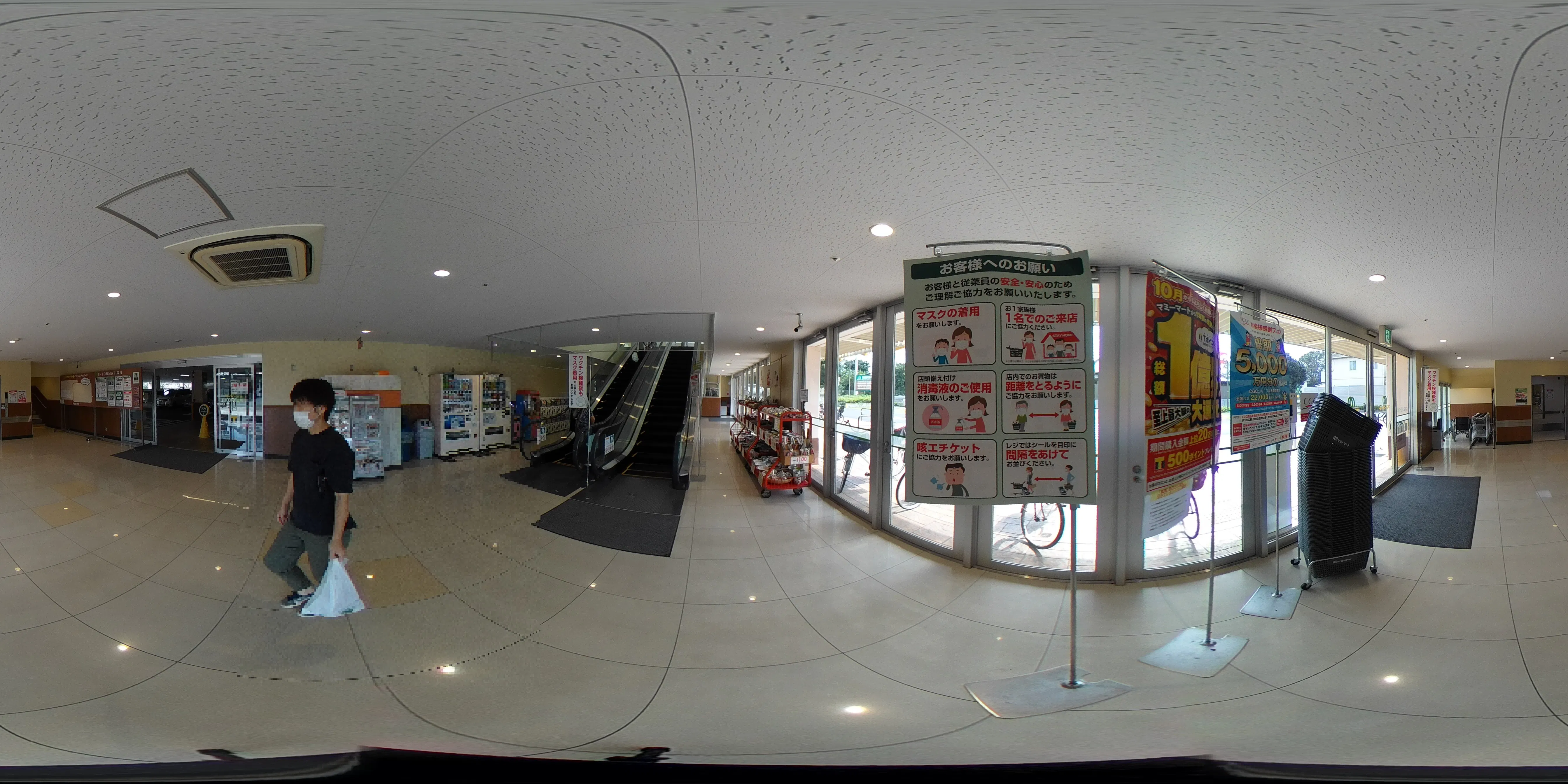 【マミーマート三室山崎】販促プロモーションに最適な1階エスカレーター横にある催事スペース