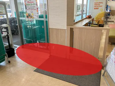 【ベイシア 古河総和店】各種プロモーションや食物販に最適な食品入口ガラス面催事イベントスペース
