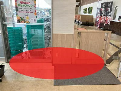 【ベイシア 古河総和店】各種プロモーションや食物販に最適な食品入口ガラス面催事イベントスペースの画像