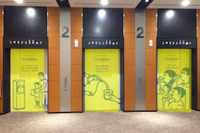 【イオンモール堺鉄砲町】モール内広告 エレベーター扉