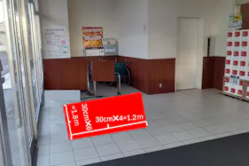 【西友 瀬戸店】1階 風除室 (客用エレベーター横) 各種プロモーション用途や物販、食物販のポップアップストアに最適なスーパー店内催事イベントスペース