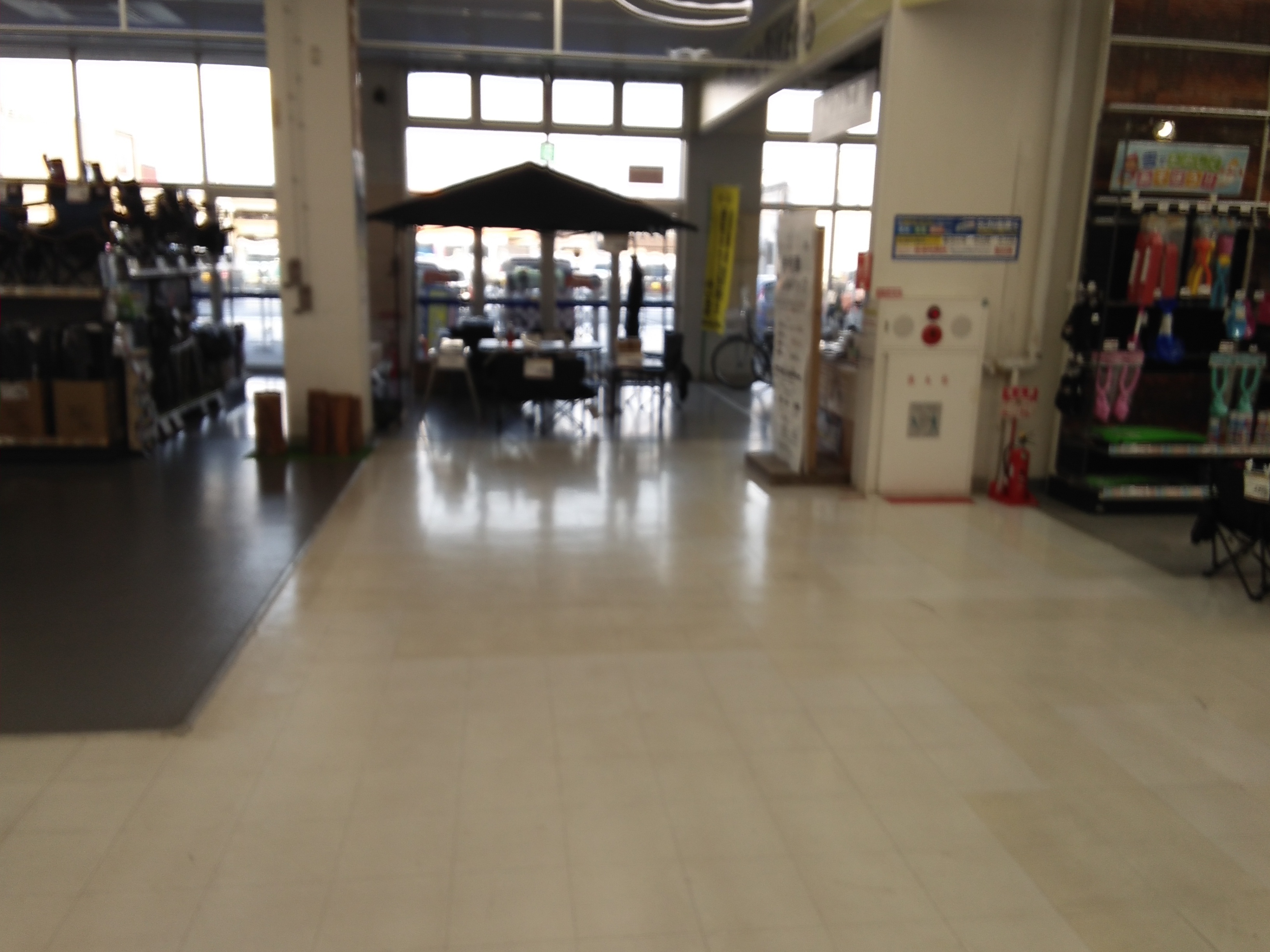 【サンデー寒河江店】屋内サイクルセンター前　食物販やプロモーション等の出店に最適なホームセンター店内のイベントスペース