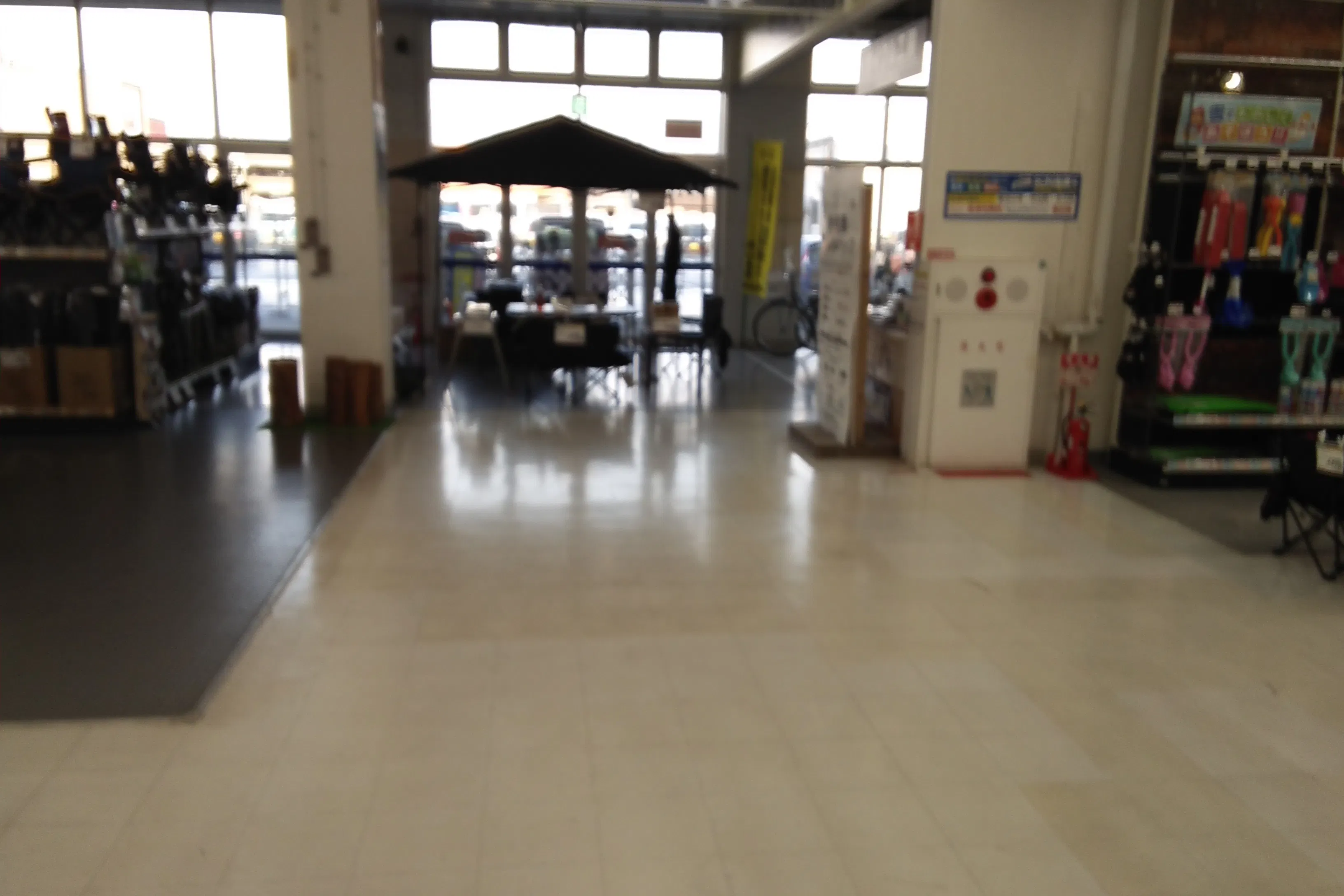 【サンデー寒河江店】屋内サイクルセンター前 食物販やプロモーション等の出店に最適なホームセンター店内のイベントスペース