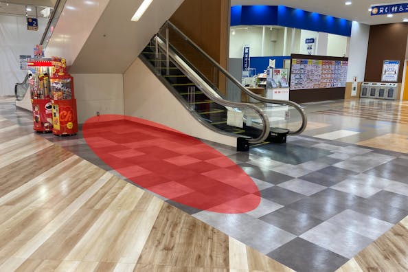 【アクロスモール新鎌ケ谷】物産展等の物販・食物販のポップアップストアや会員獲得プロモーションに最適なショッピングモール1Fにある中央エスカレーター下のイベントスペース