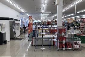 【西友 佐久野沢店】店内入口付近 プロモーション用途や物販、食物販のポップアップストアに最適なスーパー店内催事イベントスペース