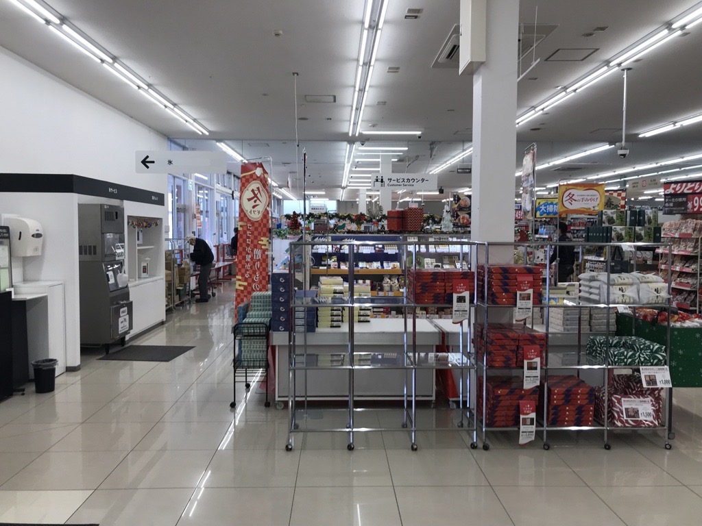 【西友　佐久野沢店】店内入口付近　プロモーション用途や物販、食物販のポップアップストアに最適なスーパー店内催事イベントスペース