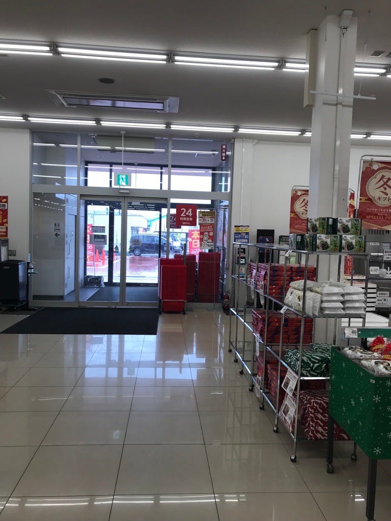 【西友　佐久野沢店】店内入口付近　プロモーション用途や物販、食物販のポップアップストアに最適なスーパー店内催事イベントスペース