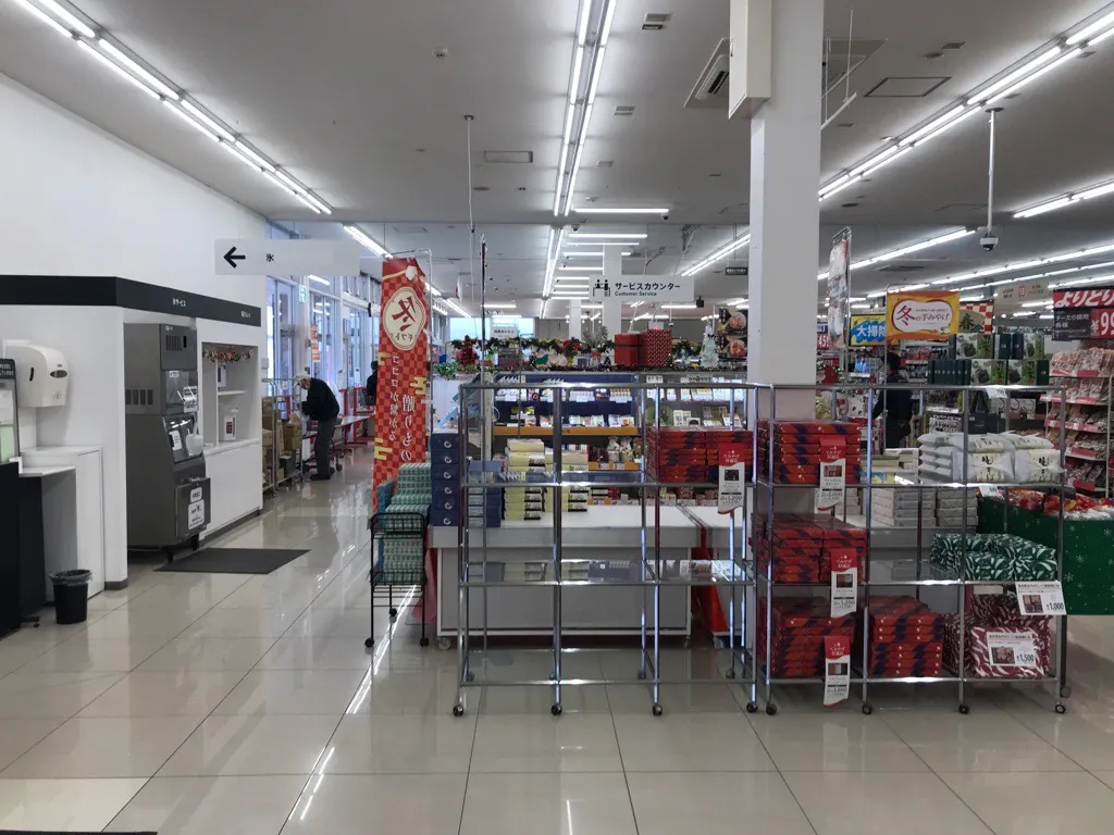 【西友　佐久野沢店】店内入口付近　プロモーション用途や物販、食物販のポップアップストアに最適なスーパー店内催事イベントスペース
