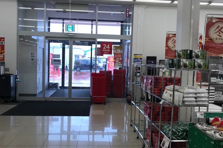 【西友 佐久野沢店】店内入口付近 プロモーション用途や物販、食物販のポップアップストアに最適なスーパー店内催事イベントスペース