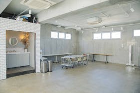 【代々木上原駅3分】展示会場や撮影に最適な自然光が1日中入る白とコンクリートのシンプルなスタジオ