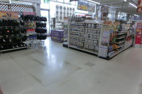 【サンデー長井店】カウンター前 食物販やプロモーション等の出店に最適なホームセンター店内のイベントスペース