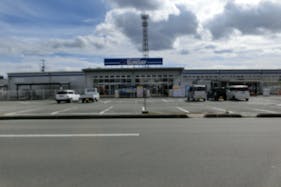 【サンデー長井店】カウンター前 食物販やプロモーション等の出店に最適なホームセンター店内のイベントスペース