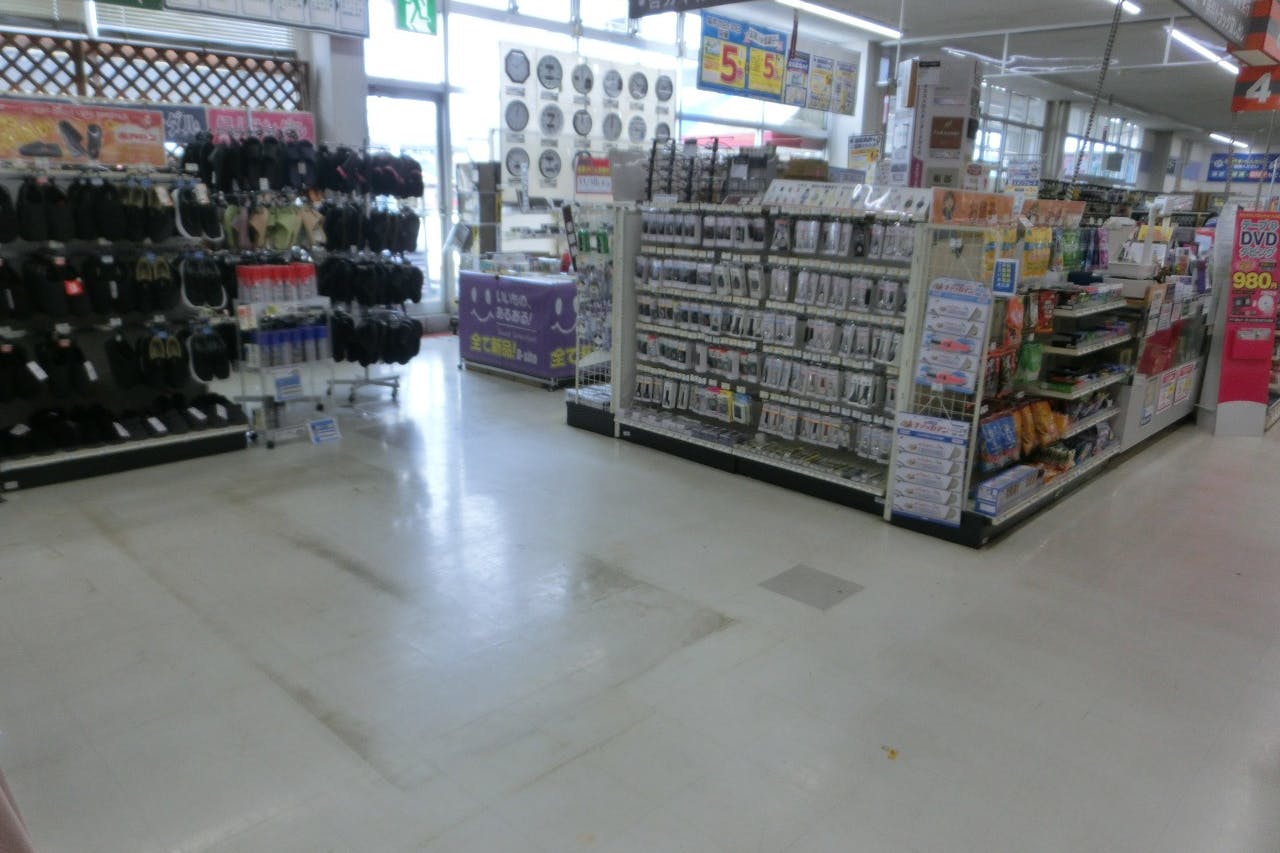 【サンデー長井店】カウンター前 食物販やプロモーション等の出店に最適なホームセンター店内のイベントスペース