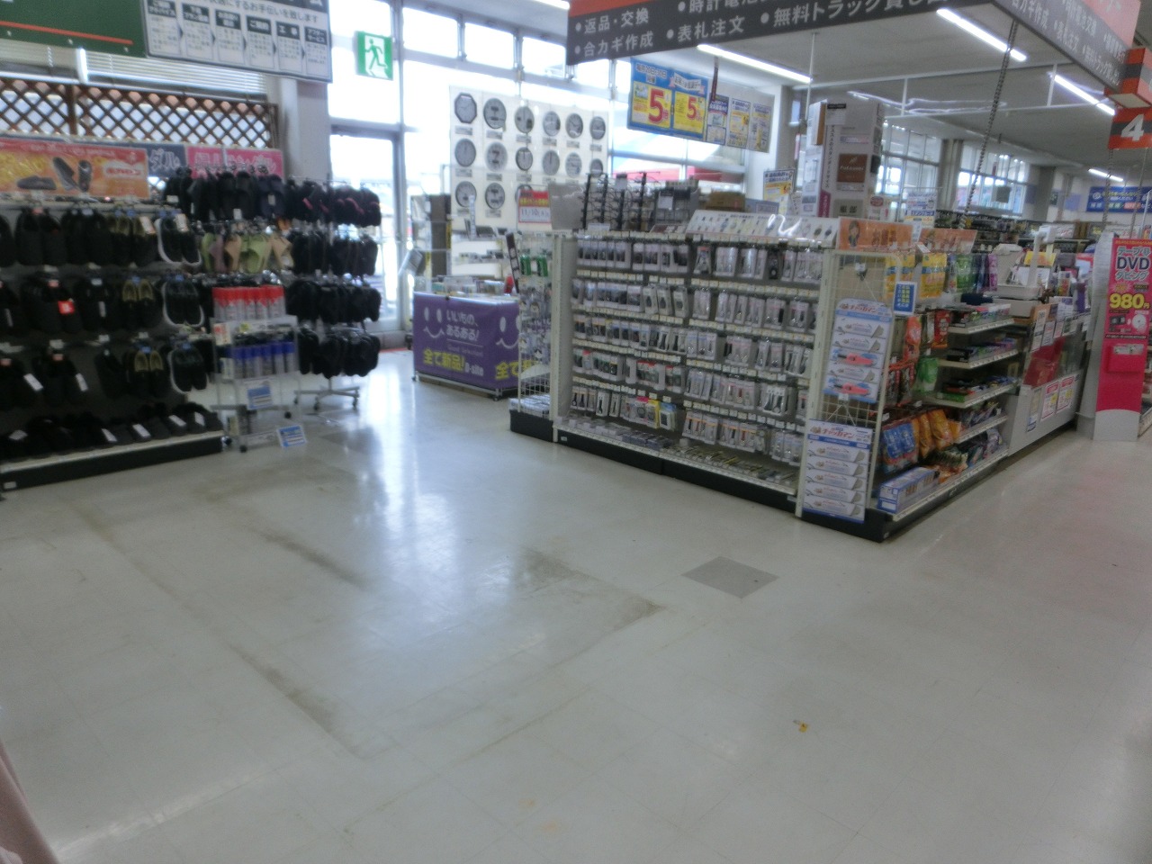 【サンデー長井店】カウンター前　食物販やプロモーション等の出店に最適なホームセンター店内のイベントスペース