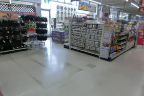 【サンデー長井店】カウンター前 食物販やプロモーション等の出店に最適なホームセンター店内のイベントスペース