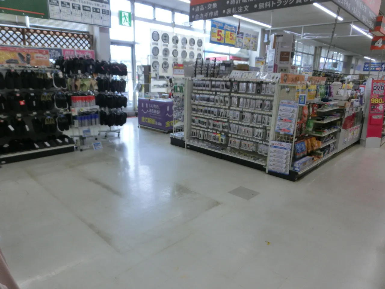 【サンデー長井店】カウンター前　食物販やプロモーション等の出店に最適なホームセンター店内のイベントスペースの画像