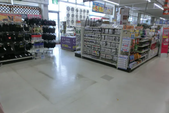 【サンデー長井店】カウンター前 食物販やプロモーション等の出店に最適なホームセンター店内のイベントスペース