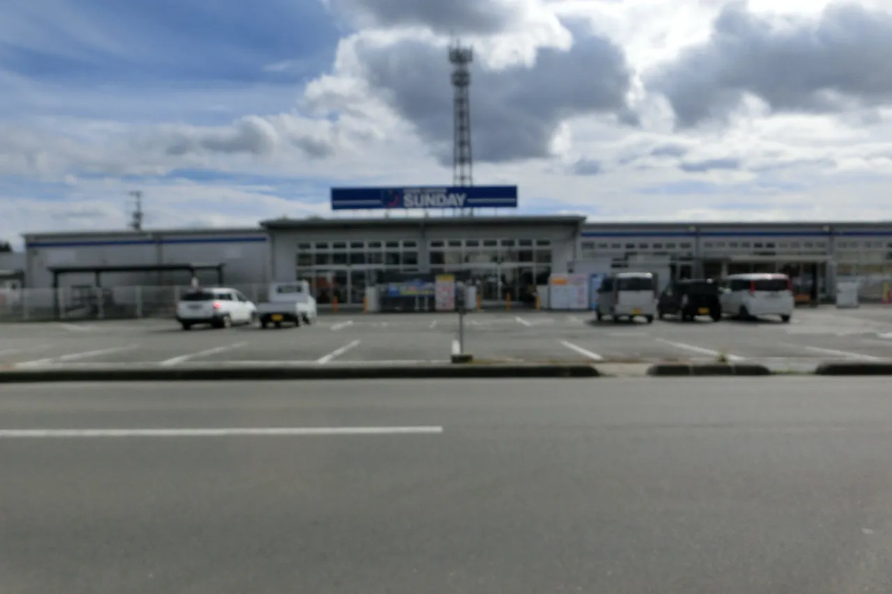 【サンデー長井店】カウンター前 食物販やプロモーション等の出店に最適なホームセンター店内のイベントスペース