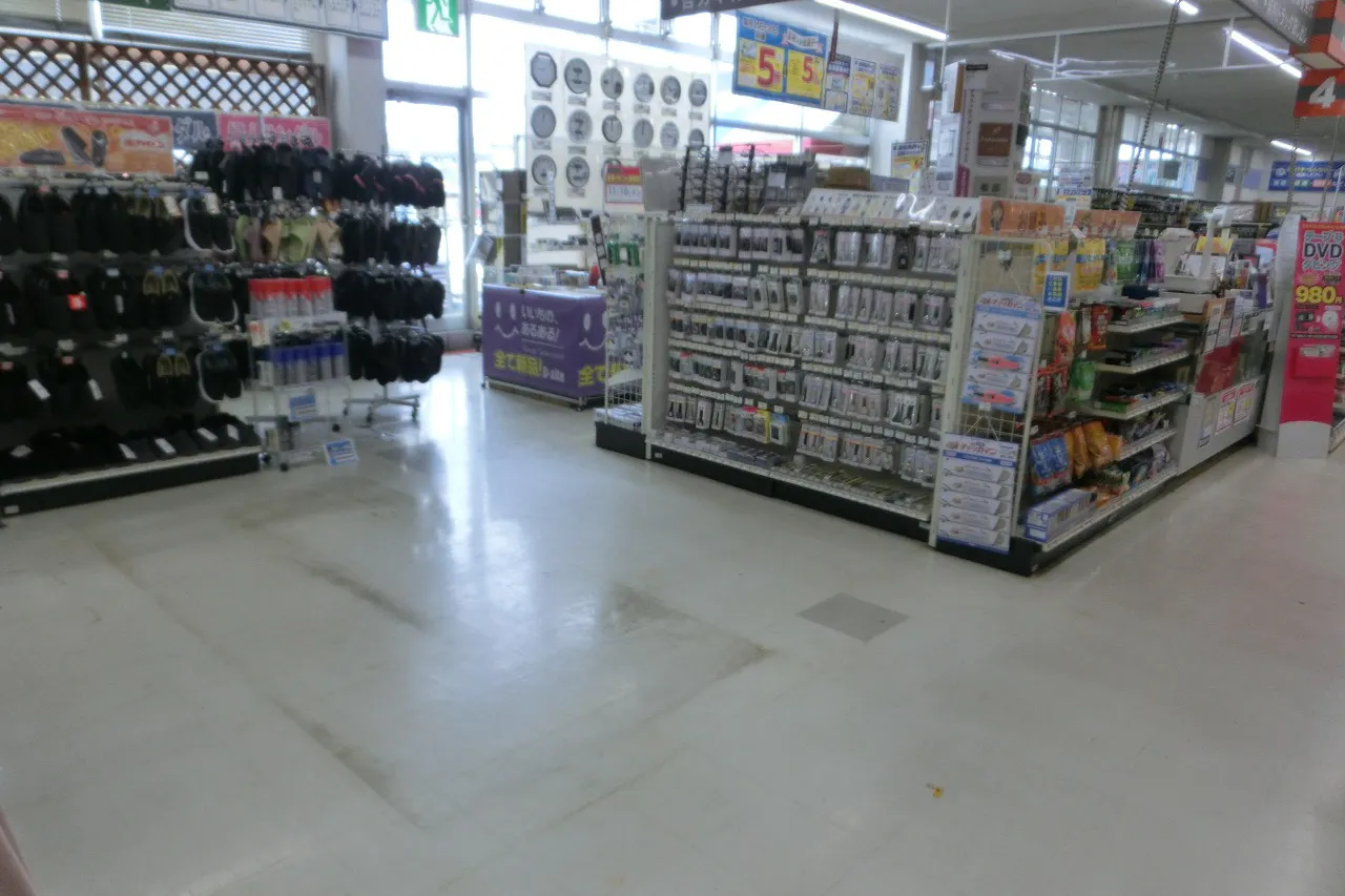 【サンデー長井店】カウンター前 食物販やプロモーション等の出店に最適なホームセンター店内のイベントスペース