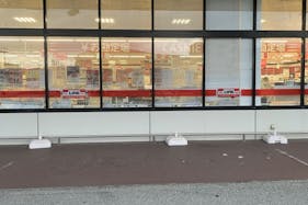 【ザ・ロウズ西浜】販促プロモーションに最適な軒下スペース