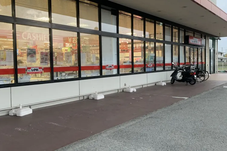 【ザ・ロウズ西浜】販促プロモーションに最適な軒下スペース