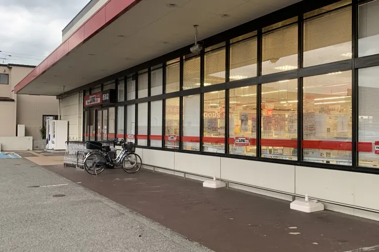 【ザ・ロウズ西浜】販促プロモーションに最適な軒下スペース