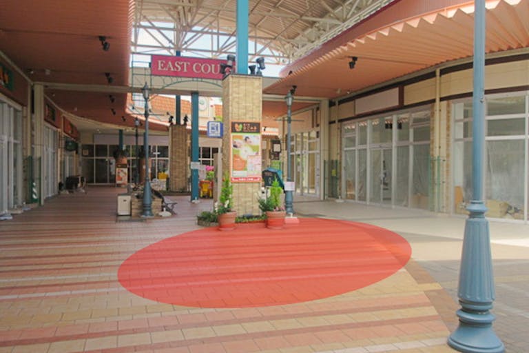 【イオンタウン周南/イーストコート】携帯キャリアや買取、ウォーターサーバー等のプロモーションや各種物販に最適な、多方面から視認される通行量の多いイベントスペースの画像1